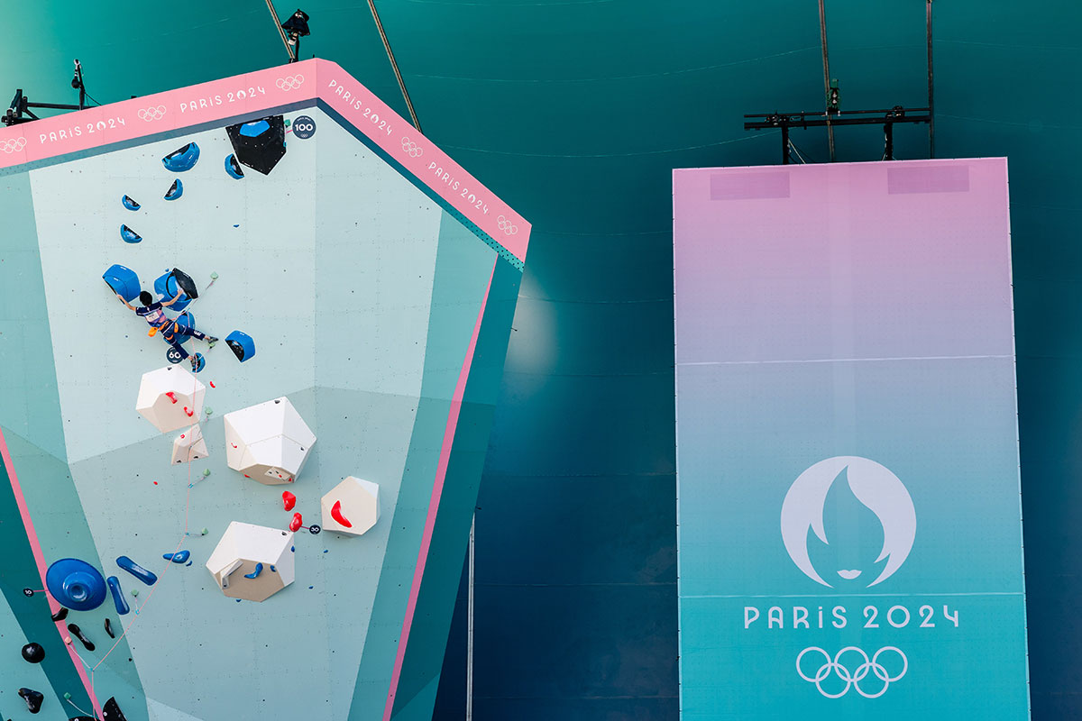 L’Évolution des Salles d’Escalade : Des Murs en Bois aux Arènes Olympiques
